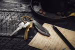 Ключове от имот и италиански документи, илюстриращи процеса по плащане на данъци при покупка на имот в Италия.